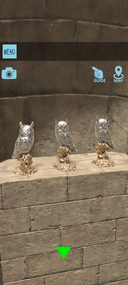 鷲の旗の壁の窪みに並ぶ、三体のフクロウ像